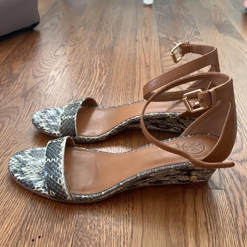 Savannah Wedge Sandal Dune Snake Vegan Leather